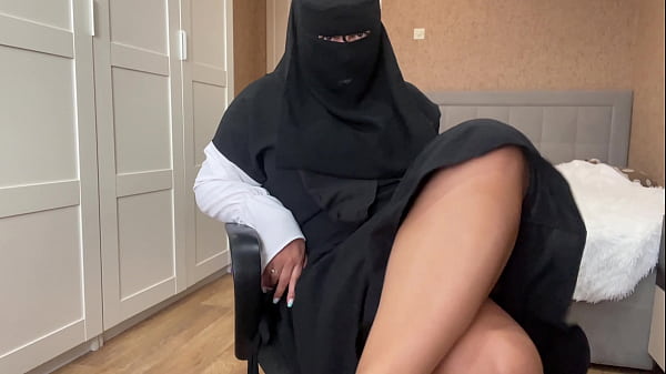 Gadis Arab Berhijab Mainin Memek Basah Sampe Muncrat