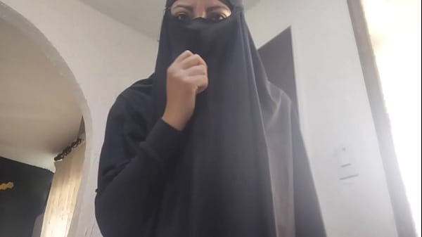 Arab Milf Ngocok Memek Sembur Sampai Klimaks Keras Di Webcam Sambil Pake Niqab, Hijab Ngeseks Panas Banget