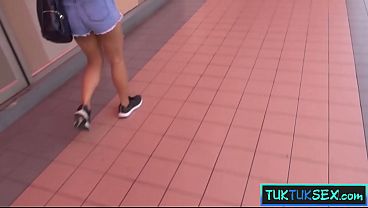 Gadis Amatir Thailand Digebuk Di Dalam Tuk Tuk, Terus Digiring Ke Hotelnya Buat Main-main.