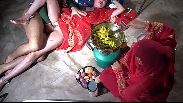 Ibu Tiri India Desi Lagi Ngewe Di Dapur Sambil Ngomong Kotor Bahasa Hindi, Bikin Makin Panas