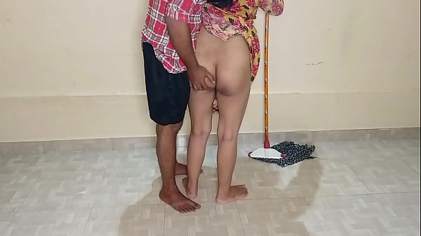 Kamar Lagi Dipel Sama Mbak Pembantu, Gue Suruh Nyepong Kontol Sambil Digenjot! Suara Crotannya Kedengeran Jelas.