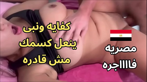 سكس عربي نار، وقفت ع البلكونة وفرجت كسي على السور، جوز جارتي شافني ونزل ناكني وانا مبلولة ومش قادرة أتماسك