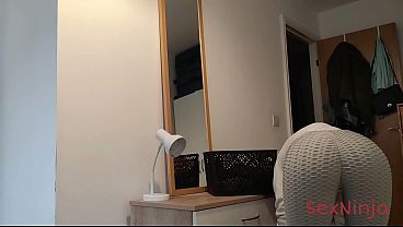 Sengaja Memamerkan Kontol Keras Ke Ibu Tiriku, Biar Dia Lihat Dan Ngiler.