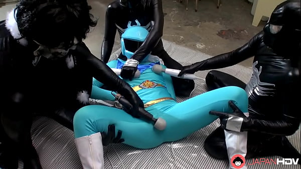 Cewek Jepang Pake Seragam Luar Angkasa Biru, Ngewe Bareng Alat Sex Gede, Nggak Ada Sensor.