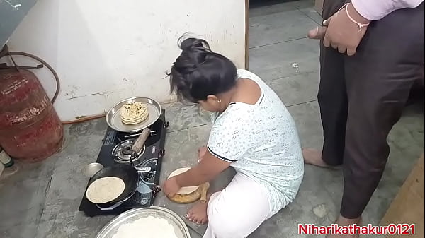 Ibu Tiri Desi India Ngentot Di Dapur, Sambil Masak Bikin Makin Basah Dan Grogi.