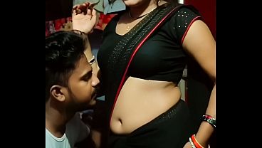 Desi Bhabhi Saree Navel, Basah Kena Air Mani, Meremas-remas Kontol Gede Di Balik Kain Tipis.