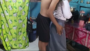 Ngencengin Adik Ipar Di Dapur Sambil Melekep, Pas Mau Berangkat Sekolah, Bikin Makin Pengen.