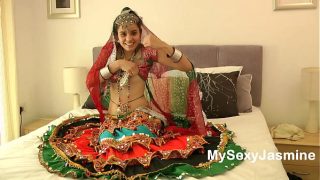 Lihat Goyang Garba Si Jasmine Mathur, Cewek Gujarat Bikin Meleleh, Pinggulnya Ngebut Bikin Ngilu