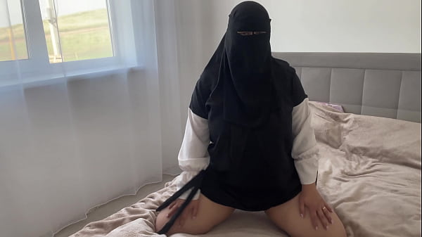 Arab Zalifah Tanpa Celana Dalam, Makin Bernafsu Saat Bersih-bersih, Sampai Kelihatan Lubang Mulusnya Yang Dicukur Habis