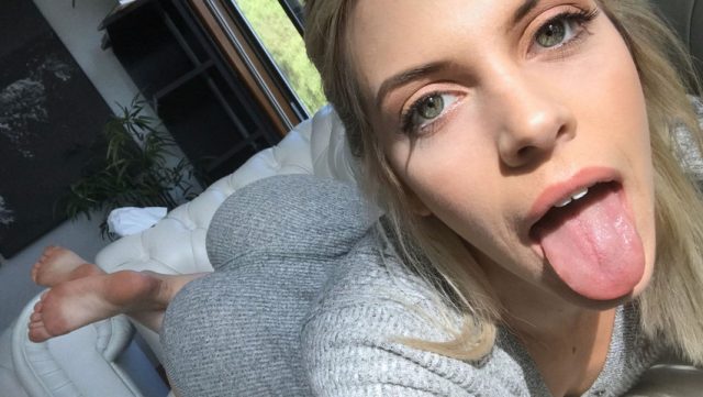 Blonde Ngentot Di Sofa, Buka Kaki Lebar, Tembem Basah Siap Digocoh.