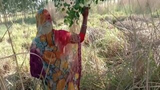 Desi Outdoor Sasur Bahu Ngewe Seru Di Ladang, Bikin Basah Kuyup!