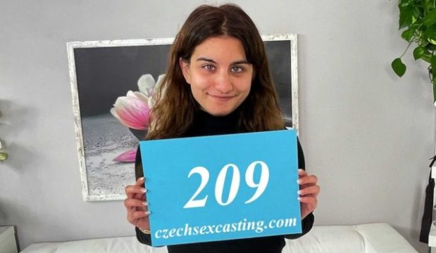 Mia Mungil Baru Pertama Kali Di Entot Keras Di Casting Porn Cz