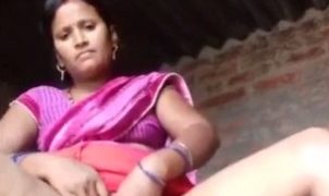 Ngentot Sama Tante Kampung Yang Lagi Buka-buka Memek.