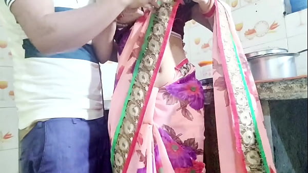 देसी भाभी बर्तन धोते हुए जब झुकी, तो देवर ने आकर कहा—भाभी, तुम्हारी चूत चाहिए, दे दो ना! हिंदी में गंदी आवाज़।