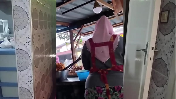Gue, Janda Gemuk Berjilbab Tebal, Siap Ngocok Kontol Lo Sampe Muncrat.