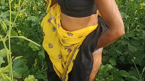 Mamta Ke Sarson Ke Khet Mein Jab Husband Ne Mauka Paake Uski Chut Faad Di, Khusi Se Chillai, Saaf Hindi Awaaz Mein Outdoor Chudai.