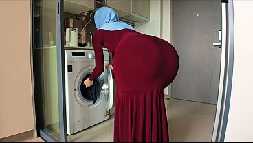 Ibu Tiri Berjilbab Itu Tak Sengaja Menangkap Tatapan Nakalku Yang Liar Di Pantat Bulatnya Yang Seksi.