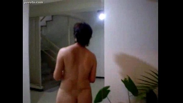 Cewek China Tua Lagi Siram Tanaman, Pantat Montok Basah Kuyup Kena Air