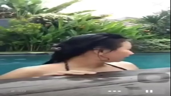 Bercinta Di Kolam Renang Sambil Live, Goyang-goyang Basah Sampai Muncrat