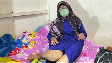 Wanita Berhijab Lagi Mainin Diri Sendiri, Jari-jarinya Sibuk Di Sela-sela Pahanya, Napasnya Mulai Tersengal-sengal.