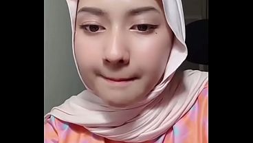 Jilbab Live: Ngintipin Tante-tante Seksi Pamer Belahan Dada Dan Goyang Sambil Ngompolin Hijab